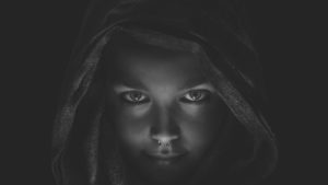 Lien empathique mère-fille Une petite fille écolière dont l'ombre révèle une guerrière céleste, symbolisant Edeva sous traitement