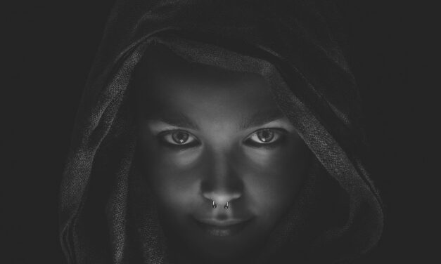 Chapitre 3: Le Sommeil des Sens : Quand la science tente de dompter le surnaturel