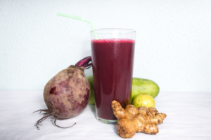alt="Ingrédients et Verre de jus détox rouge intense à la betterave, concombre et citron" Jus Détox Betterave Concombre