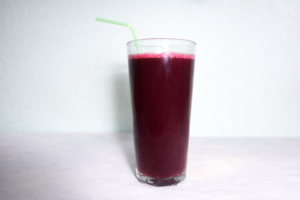 alt="Verre de jus détox rouge intense à la betterave, concombre et citron" Jus Détox Betterave Concombre