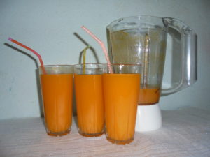 Smoothie papayes, oranges et miel prêt à être servir