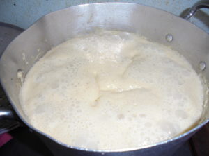 Cuisson des ingrédients: arachide, viande, Ognon, ail, gingembre pigment