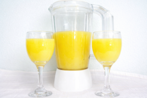 alt="Verre de jus de fruits et légumes jaune-vert à l'ananas et concombre" Jus Détox Concombre et Ananas