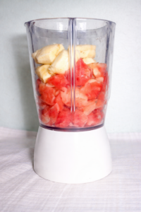 alt="Ingrédients frais : tranches de pastèque, bananes mûres et lait de coco" Smoothie Coupe-faim : Banane