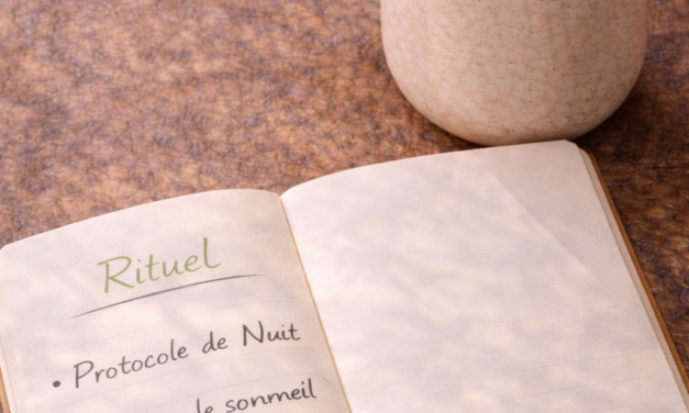 règle 10-3-2-1-0 sommeil Carnet de notes détaillant la règle 10-3-2-1-0 pour le sommeil à côté d'une tasse d'infusion et d'un réveil.