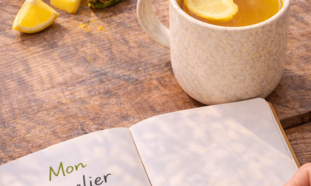 Renforcer son immunité naturellement Carnet de notes listant les conseils d'immunité à côté d'une infusion de gingembre et d'un citron.