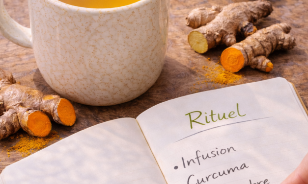 infusion curcuma gingembre Racines de curcuma et gingembre frais à côté d'une tasse d'infusion ambrée et d'un carnet de rituels.